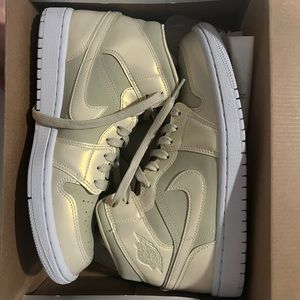 WMNS AIR JORDAN 1 MID SE (Used 2 times- LIKE NEW) For more information, DM.